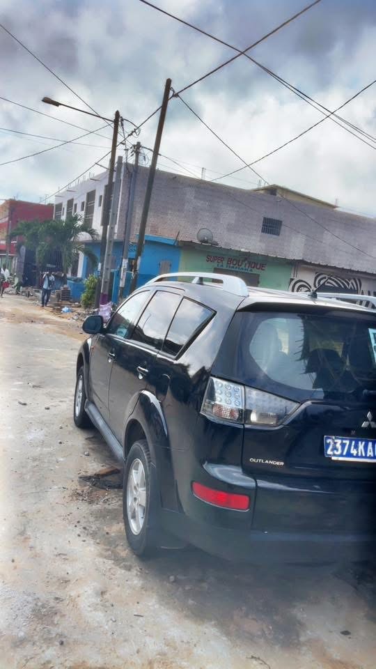 2010. MITSUBISHI OUTLANDER