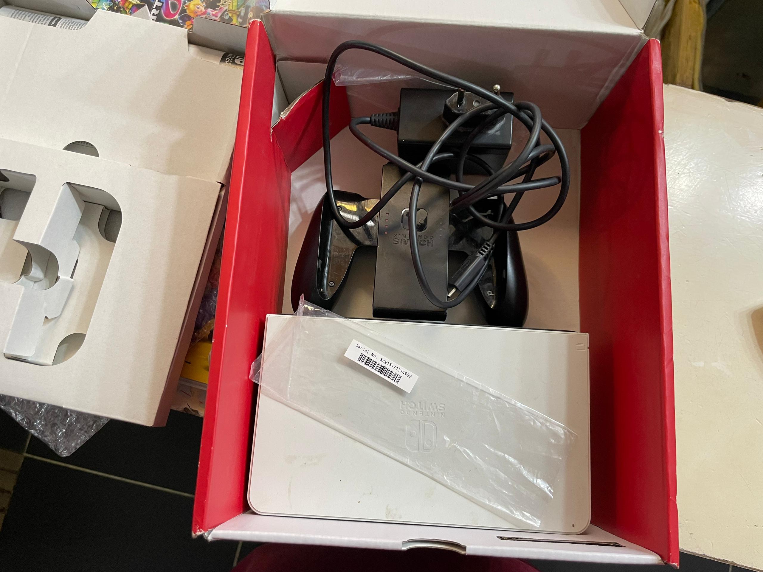 NINTENDO SWITCH OLED 64 Go AVEC 6 JEUX CARTOUCHES DE JEUX