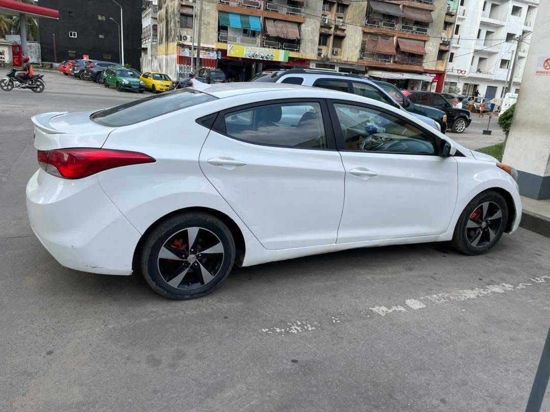 🚗 HYUNDAI ELANTRA 2012