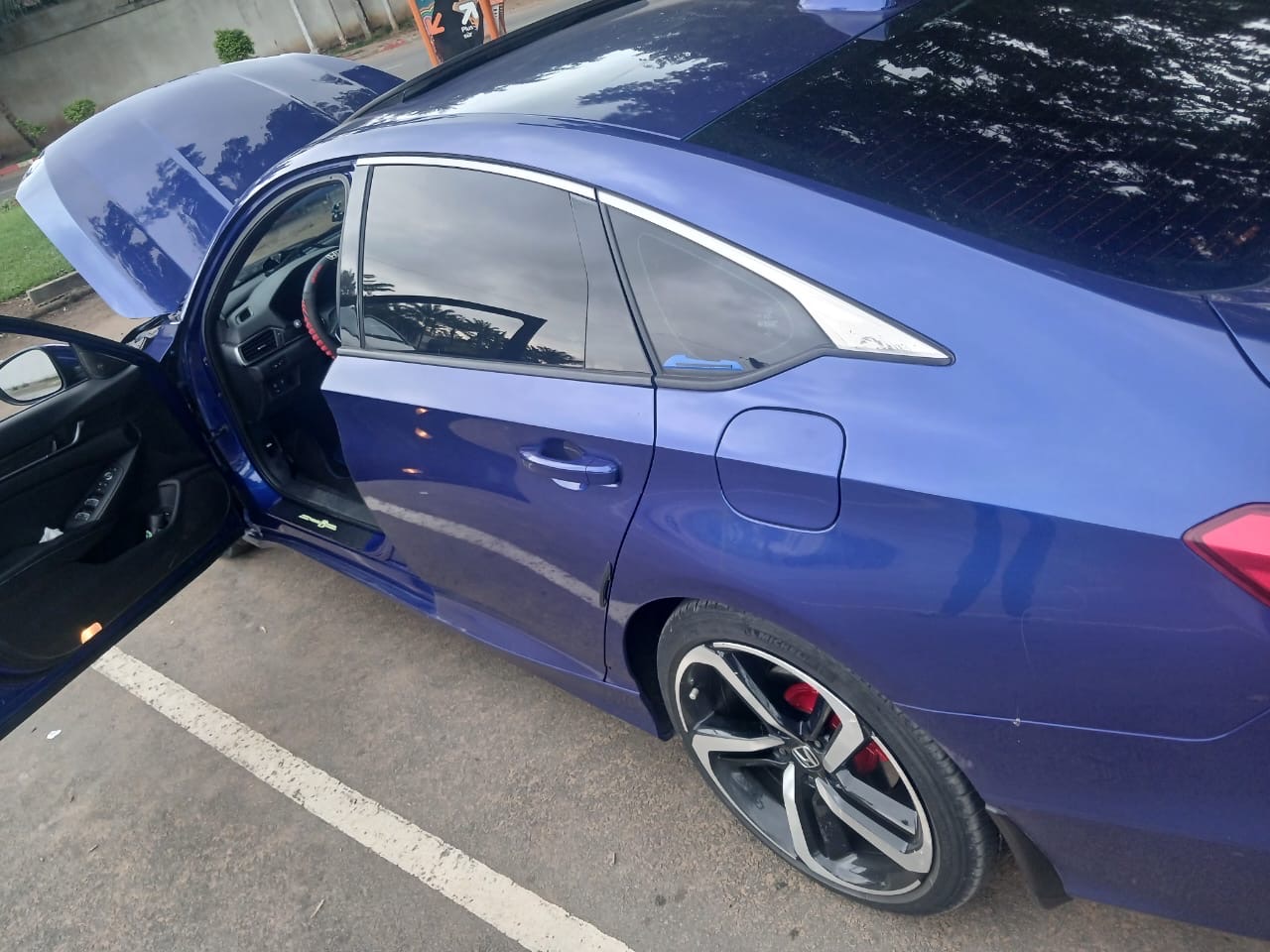 HONDA accord full option 4 cylindres climatisation d’origine véhicule vendu avec tous papiers a jour zéro défaut mécanique Prix 13.500.000f Position cocody je peux me déplacer
