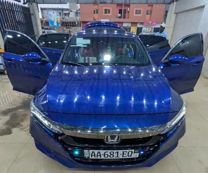 HONDA accord full option 4 cylindres climatisation d’origine véhicule vendu avec tous papiers a jour zéro défaut mécanique Prix 13.500.000f Position cocody je peux me déplacer