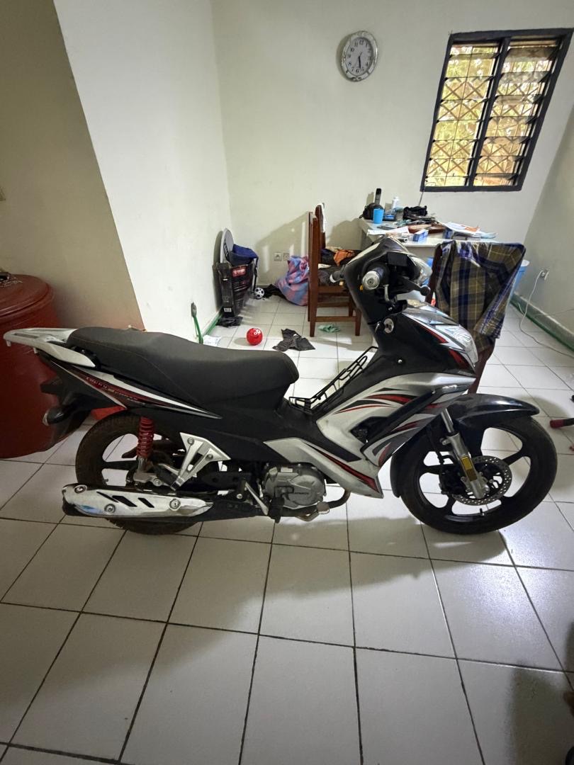 Moto haojue très propre avec ses papiers