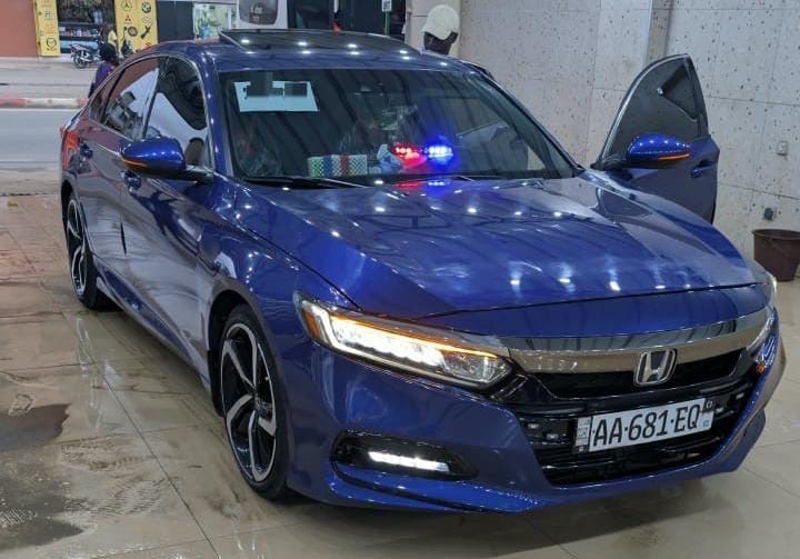HONDA accord full option 4 cylindres climatisation d’origine véhicule vendu avec tous papiers a jour zéro défaut mécanique Prix 13.500.000f Position cocody je peux me déplacer